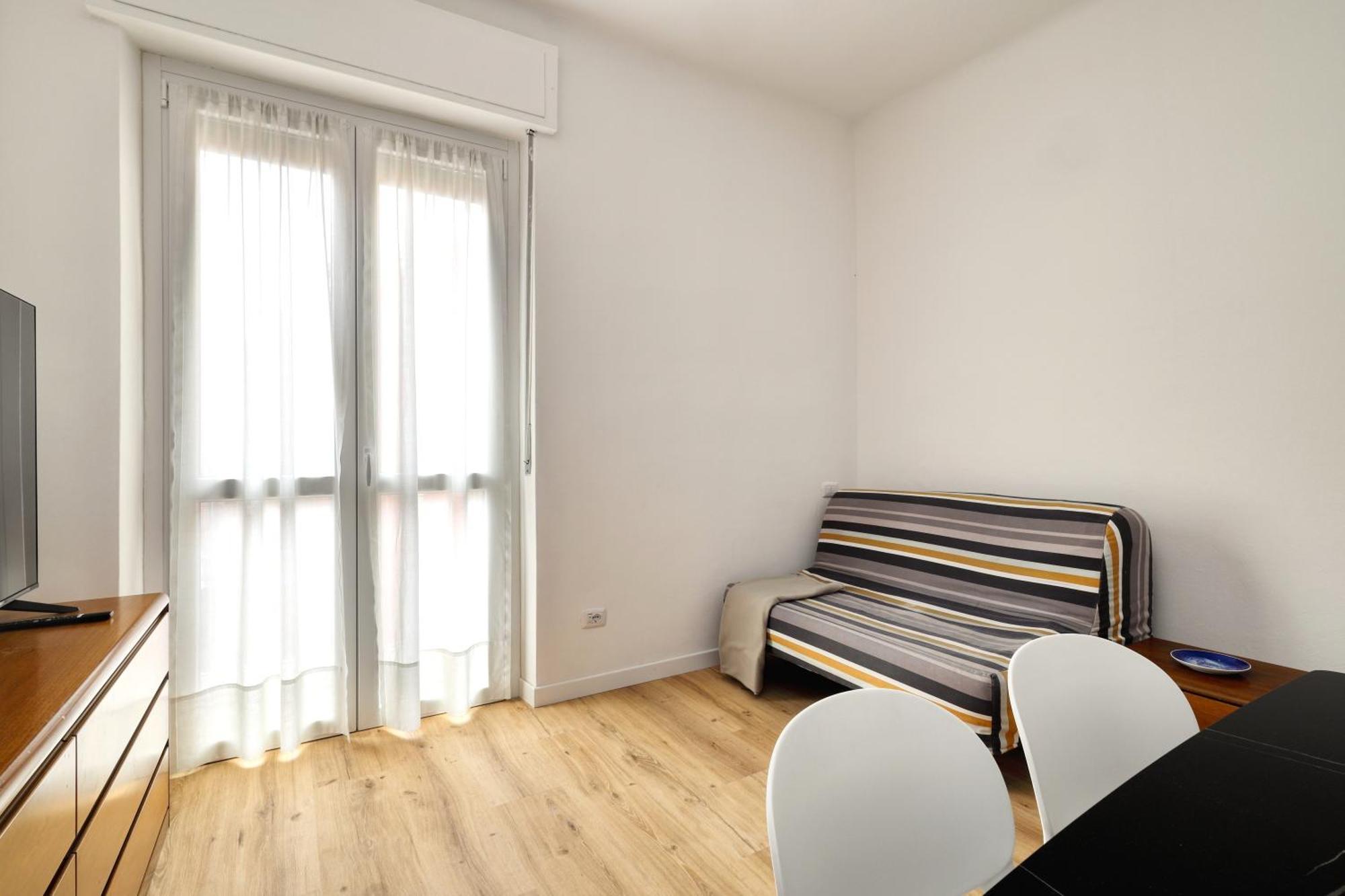 Joivy 1-bed With Balcony Near Subway Appartamento Milano